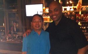 這是NBA巨星和華裔球迷的友誼故事，暖心溫情