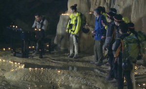 鐵漢柔情，貝爺荒野溶洞演奏生日歌為吳倩慶生