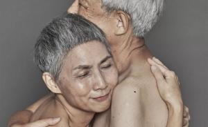 臺(tái)灣70歲老夫妻裸體擁抱，拍下最特別的結(jié)婚紀(jì)念照