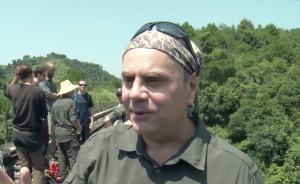 中國老司機嚇壞英國探險隊員：“轉(zhuǎn)角只剩兩個前輪著地”