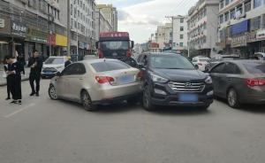 女司机倒车儿子开车门，致乱踩油门撞车