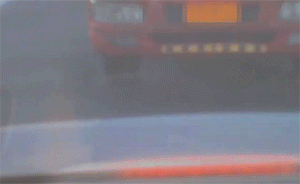兩車高速上開斗氣車，互相別車致追尾