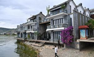 大理洱海依法拆遷客棧遇阻，警方強(qiáng)制帶離造成阻攔者面部受傷