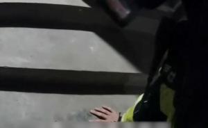 老人摔傷輔警背其回家，還自費(fèi)幫買(mǎi)藥