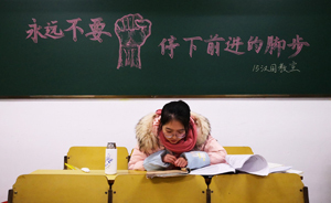 考研首晚：窗外是萬家燈火，窗內(nèi)他們打著臺燈在樓道復(fù)習(xí)