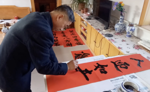 濰坊50歲農(nóng)民癡迷手寫春聯(lián)，23年不漲價：傳統(tǒng)文化不能丟