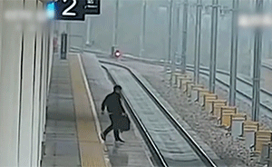沒趕上動車，乘客一氣之下把包丟進軌道