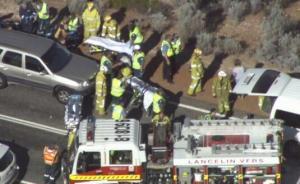 载中国游客小巴在澳大利亚遇交通事故，已致3死多伤