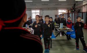 特写｜谁让小学生冬天赤膊跑步？他们宣称“不培养娘娘腔”