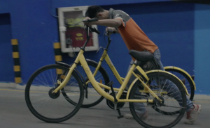 他用他的方式挽救小黄车，就像从原生家庭中挽救自己