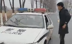 嚣张！男子无理强索执法证，还拦车辱警