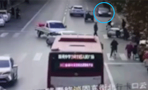 石家莊奧迪車撞行人監(jiān)控曝光，系逆行