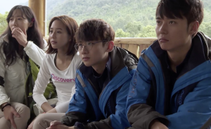 眾明星觀看眼鏡蛇表演，老鄉(xiāng)傳授野外防蛇妙招