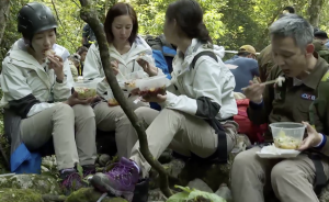 跟著貝爺野外冒險時，真正吃的是什么？