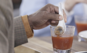 羊眼據(jù)說能解酒，一口下去在嘴里爆開，醉得再死也嚇醒