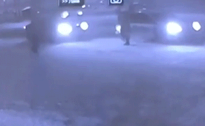 俄男子駕車被搶千萬(wàn)盧布，欲追趕卻撞車