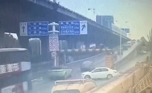 武漢公交撞限高桿1死7傷，削頂畫面曝光