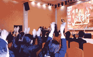 信徒：暗訪鏡頭里的權(quán)健火療粉絲