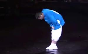 劉德華因喉嚨發(fā)炎含淚中止演唱會(huì)，雙手合十向觀眾鞠躬道歉