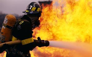 几次踏入典当行的女孩，只想为消防员男友准备一份礼物