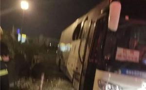 浙江一大巴司機(jī)心絞痛突陷半昏迷，14名乘客砸窗逃生