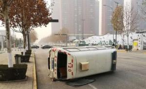西安一120救護(hù)車與小轎車相撞側(cè)翻，八旬病人情況不容樂(lè)觀