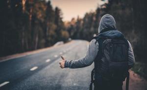 伸出大拇指，在加拿大搭顺风车