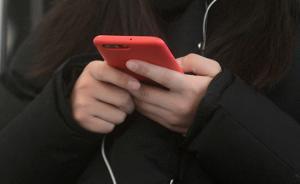 過鐵路看手機(jī)視頻，黑龍江一女子被緩慢行駛的火車撞成重傷