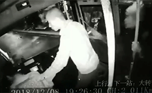 男子搶公交方向盤，被乘車大爺鎖喉放倒