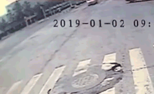 救護車被撞側(cè)翻，路過公交司機停車救人