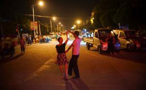 在广场上跳舞：雾霾再大，我也要上街