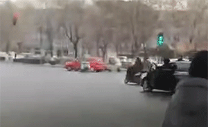 男子醉駕追尾，拖行輔警20米后逃跑