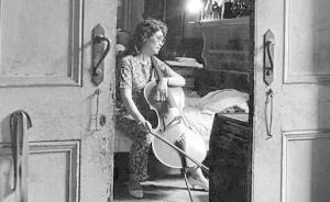 這個“最上海”的攝影師卻說自己：上街拍照總是“偷偷摸摸”