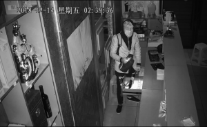 小偷对监控竖中指，民警：抓不到算我输