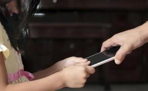 扮护士、警察吓孩子的视频走红，专家：不提倡童年阴影式教育