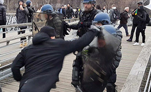 早安·世界｜“黃背心”示威現(xiàn)場(chǎng)：前拳擊冠軍猛打防暴警察