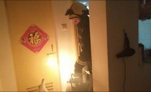 消防員徒手抱著噴火煤氣罐沖出火海