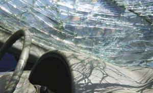 广东汕尾：贩毒嫌犯亲戚撞民警车辆，两辅警受伤、嫌疑人死亡