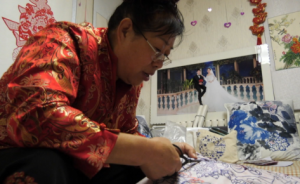 民間巧手創(chuàng)作百幅金豬剪紙迎新春