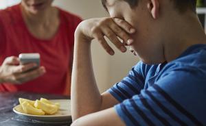 廣州10歲男孩因沒考好沖向機動車道欲輕生，被兩城管救下