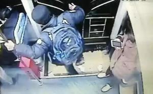 貴陽一公交司機遭醉漢毆打、乘客上前制服：打人者已刑拘