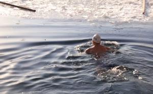 北京什剎海冬泳，游客稱給一百萬也不跳