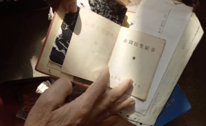六旬赤腳醫(yī)生為困難家庭治病幾十年，賬單滿箱不再記賬