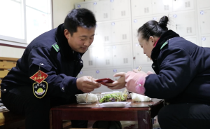 为照顾病母，夫妻辞大学教师工作回乡开公交