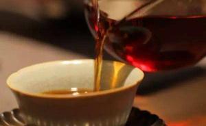 湖北女子相親帶兩閨蜜蹭飯，結賬時小伙提出AA被潑茶水