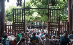 庙会上的火热川剧，剧团条件简陋吃住都在舞台后场