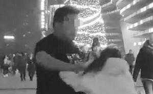 大連鬧市區一壯碩男子推搡辱罵毆打女子，過路老外出手制止