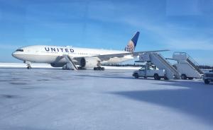 美聯(lián)航飛香港航班備降，乘客被困14小時(shí)