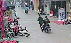 輔警偶遇小偷狂追，路人神助攻撞翻小偷