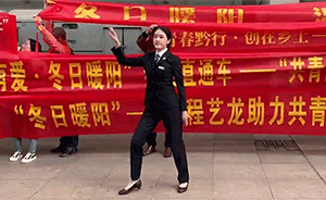 乘务员广州站前玩“快闪”，粤语歌伴奏